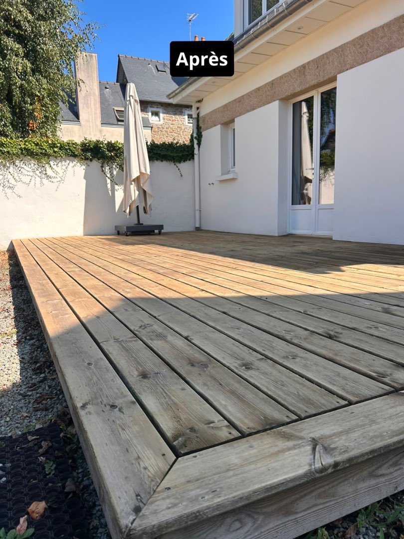 Après nettoyage – Terrasse en bois : les lames grisées par le temps retrouvent un aspect clair et net.