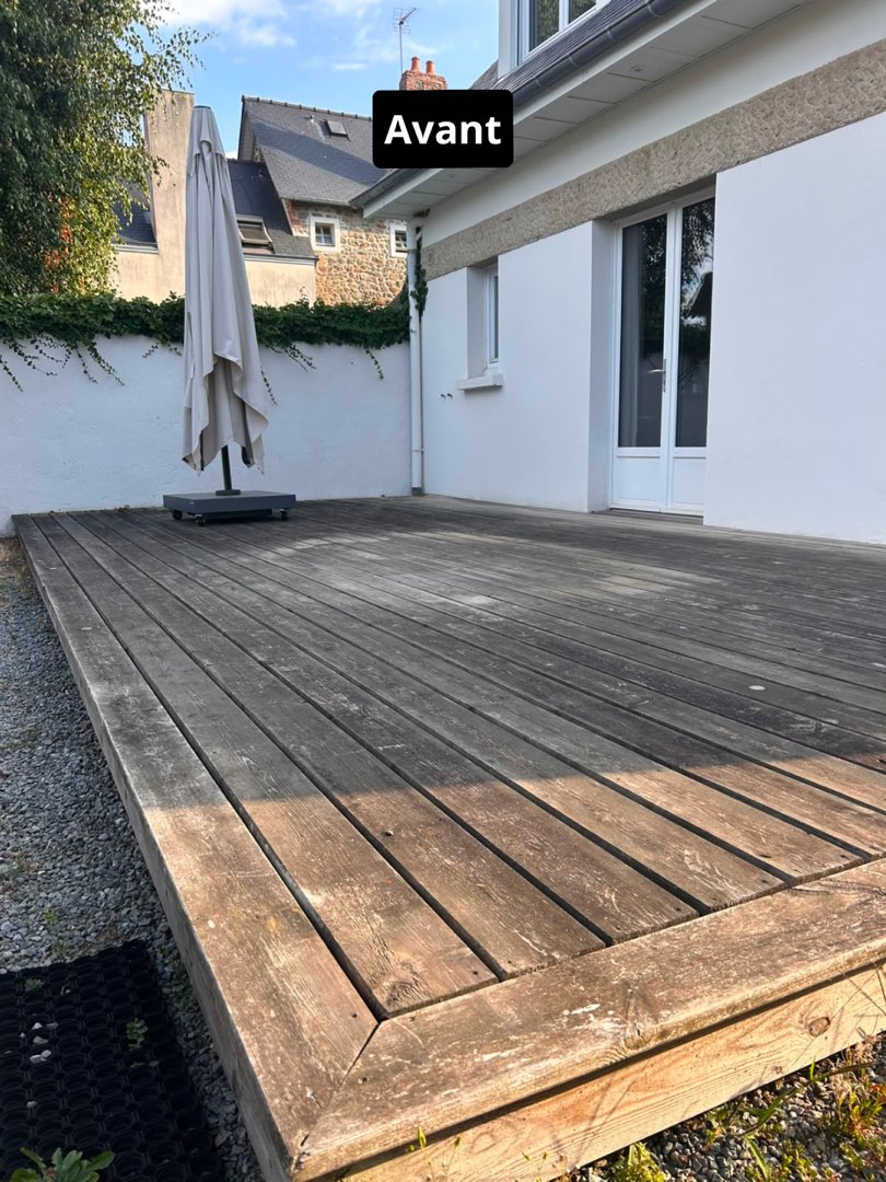 Avant nettoyage – Terrasse en bois : les lames grisées par le temps retrouvent un aspect clair et net.