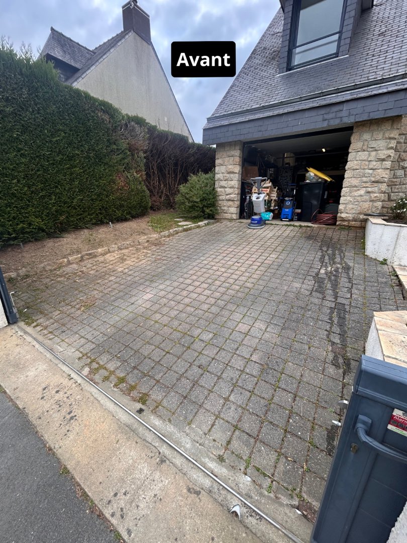 Avant nettoyage – Cour pavée : mousses et salissures logées dans les joints éliminées, les pavés retrouvent leur teinte.