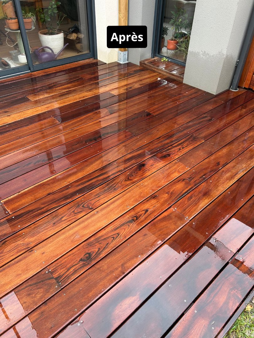 Après nettoyage – Terrasse en bois exotique : nettoyage puis nourrissage, le bois retrouve sa couleur profonde.