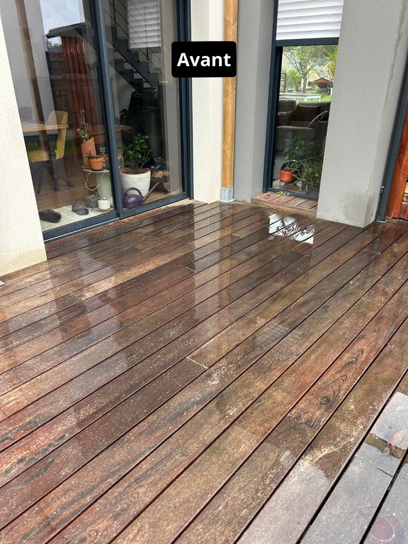 Avant nettoyage – Terrasse en bois exotique : nettoyage puis nourrissage, le bois retrouve sa couleur profonde.