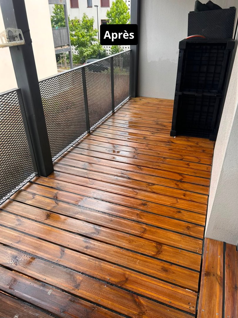 Après nettoyage – Balcon en bois : dépôts verts et grisaille éliminés, le bois est ravivé.