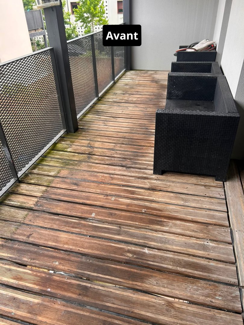 Avant nettoyage – Balcon en bois : dépôts verts et grisaille éliminés, le bois est ravivé.