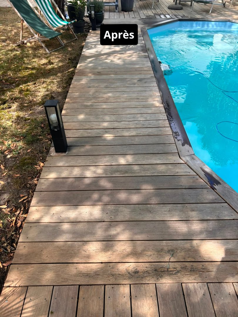 Après nettoyage – Plage de piscine en bois : nettoyage en profondeur des lames grisées par les UV.