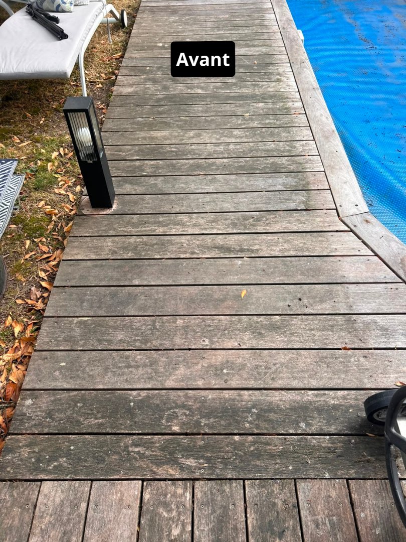 Avant nettoyage – Plage de piscine en bois : nettoyage en profondeur des lames grisées par les UV.