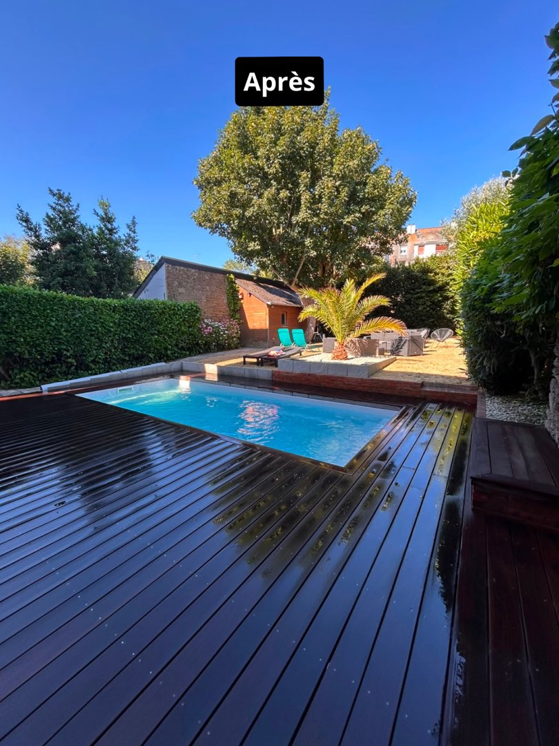 Après nettoyage – Terrasse de piscine en bois exotique : le bois retrouve tout son éclat après notre passage.