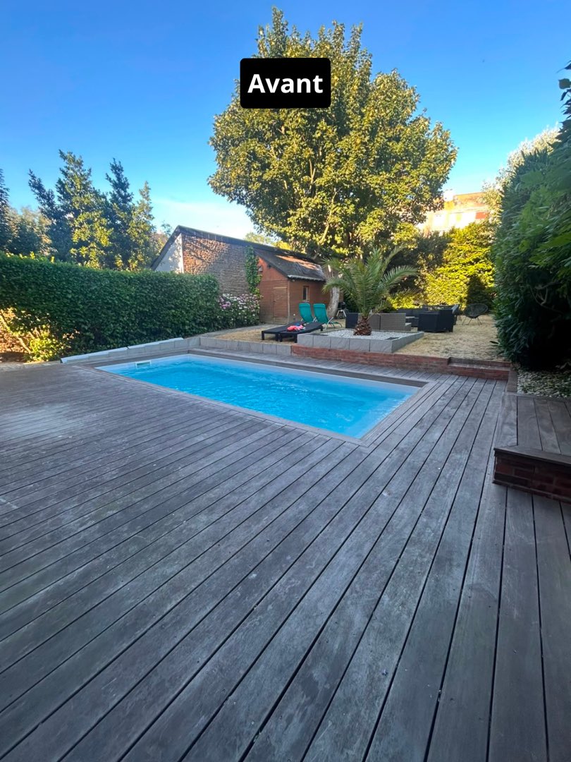Avant nettoyage – Terrasse de piscine en bois exotique : le bois retrouve tout son éclat après notre passage.