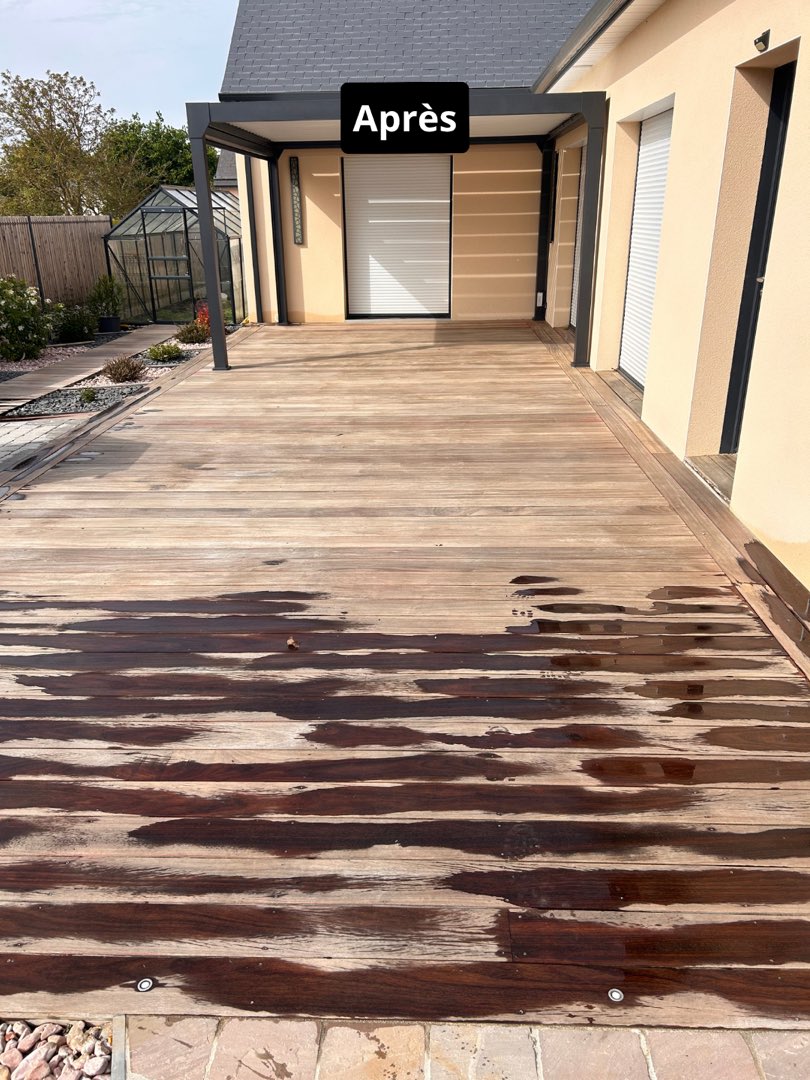 Après nettoyage – Terrasse en bois sous pergola : nettoyage et ravivage pour un extérieur comme neuf.