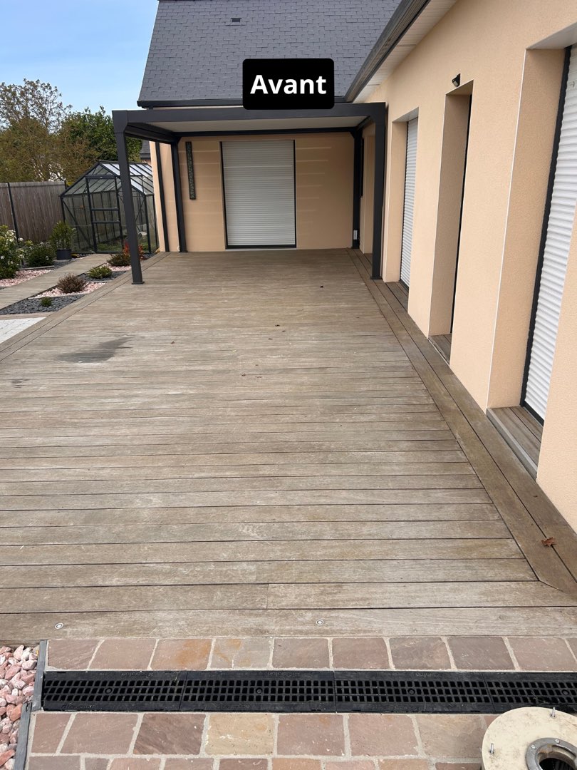 Avant nettoyage – Terrasse en bois sous pergola : nettoyage et ravivage pour un extérieur comme neuf.