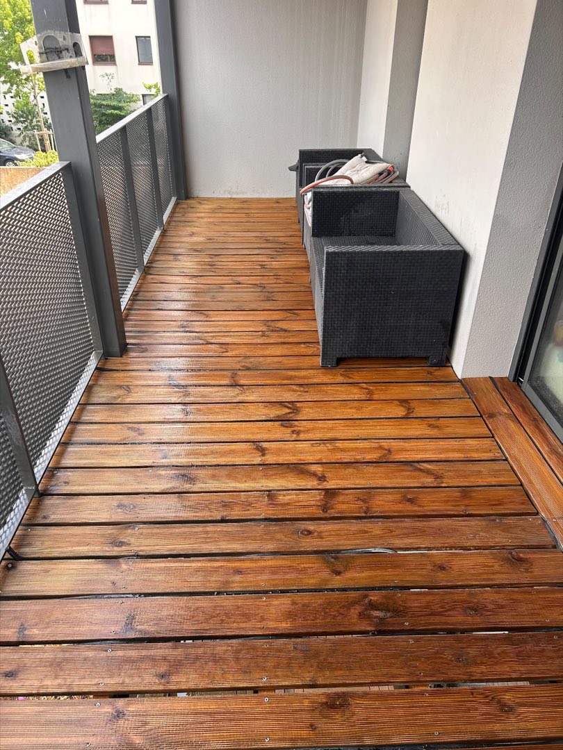 Après nettoyage – Balcon en bois à Rennes : nettoyage en profondeur puis ravivage du bois, pour un extérieur comme neuf.