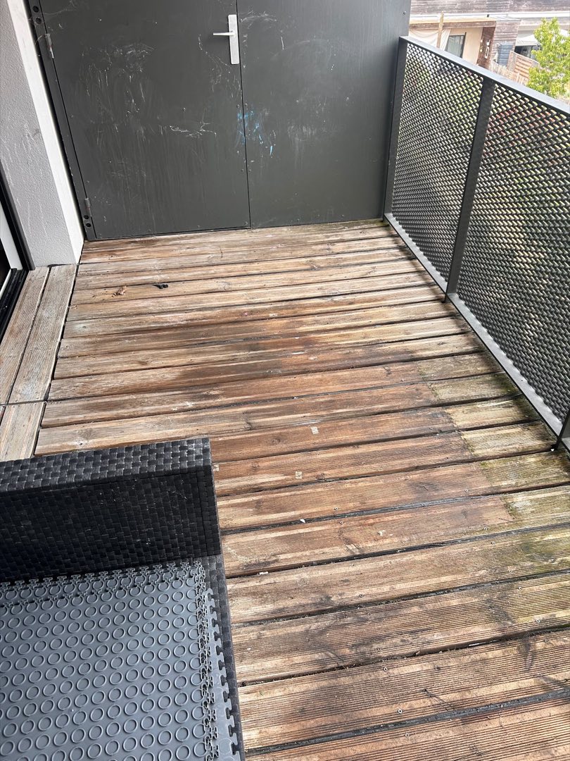 Avant nettoyage – Balcon en bois à Rennes : nettoyage en profondeur puis ravivage du bois, pour un extérieur comme neuf.